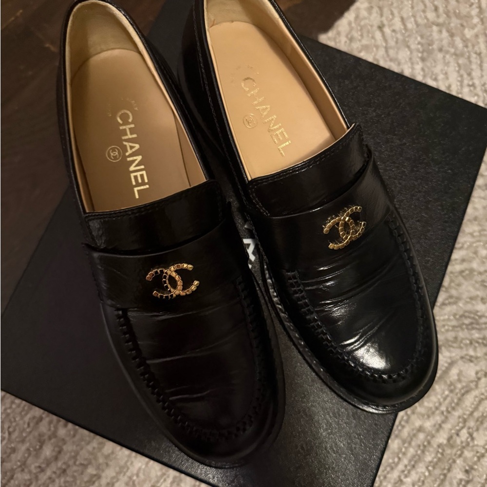 Chanel cruise 2024/2025 Shiny Crumpled Calfskin Black Moccasins - Picture 5 of 16